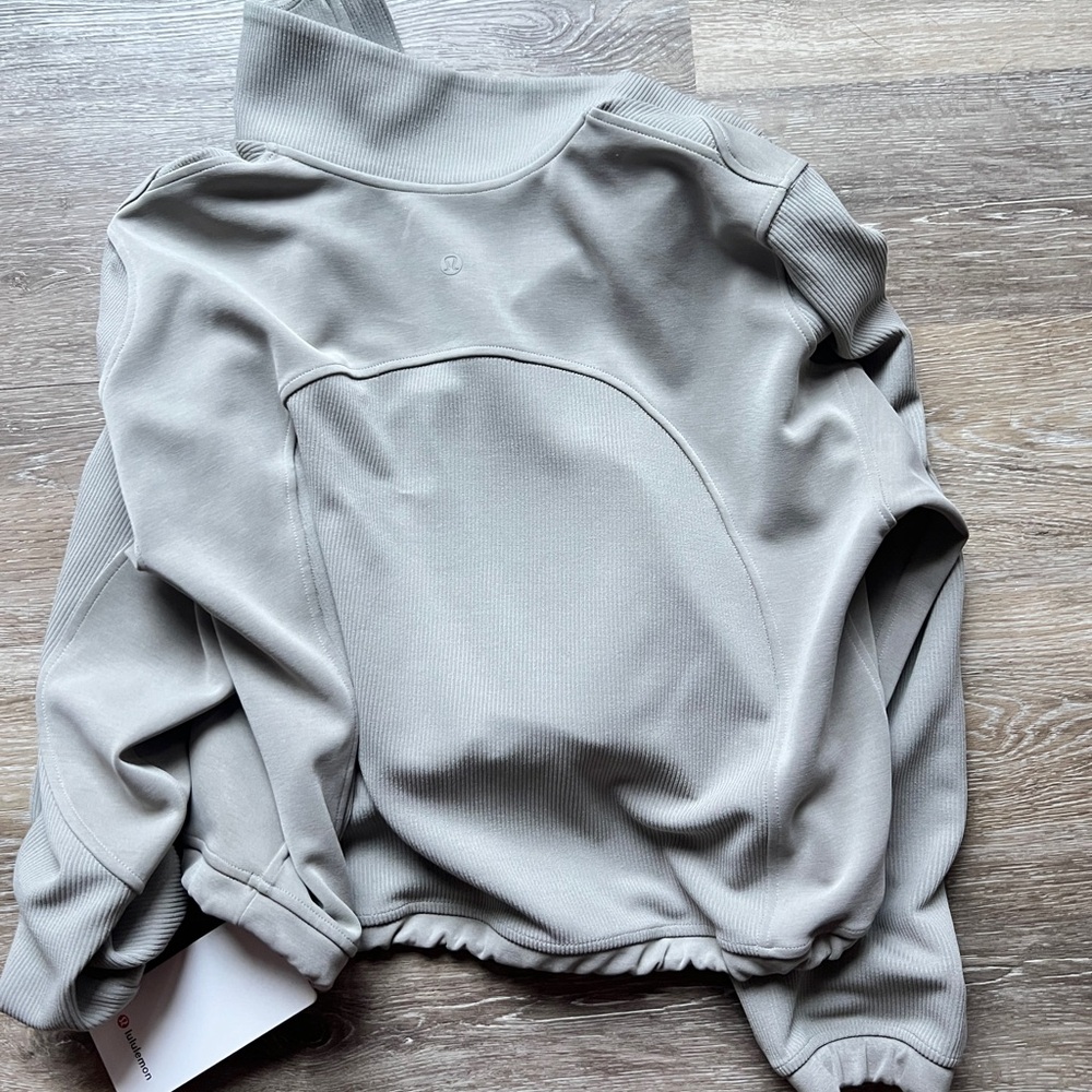 New with tag Lululemon Brushed Softstreme Half Zip size 6. Color is riverstone - Picture 2 of 4